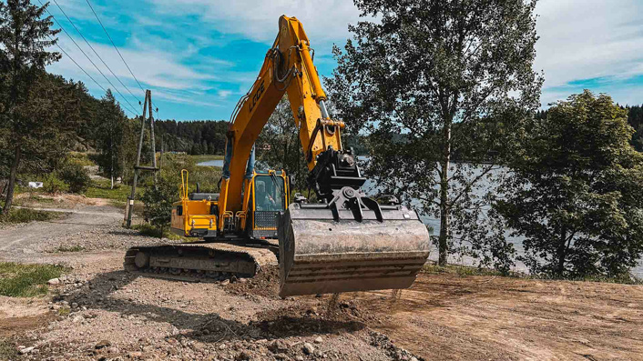 Выемка грунта экскаватором Выемка грунта экскаватором