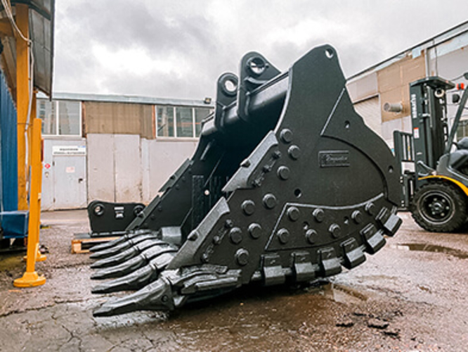 Ковш для подачи взорванной гранитной массы в щековую дробилку