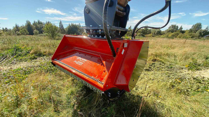 Impulse F4 1600 измельчает поваленные деревья